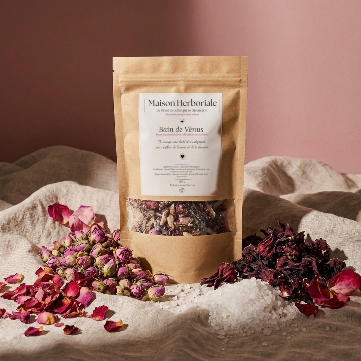 Bain de Vénus entouré de ses ingrédients bio : boutons de rose, hibiscus, sel d'Epsom