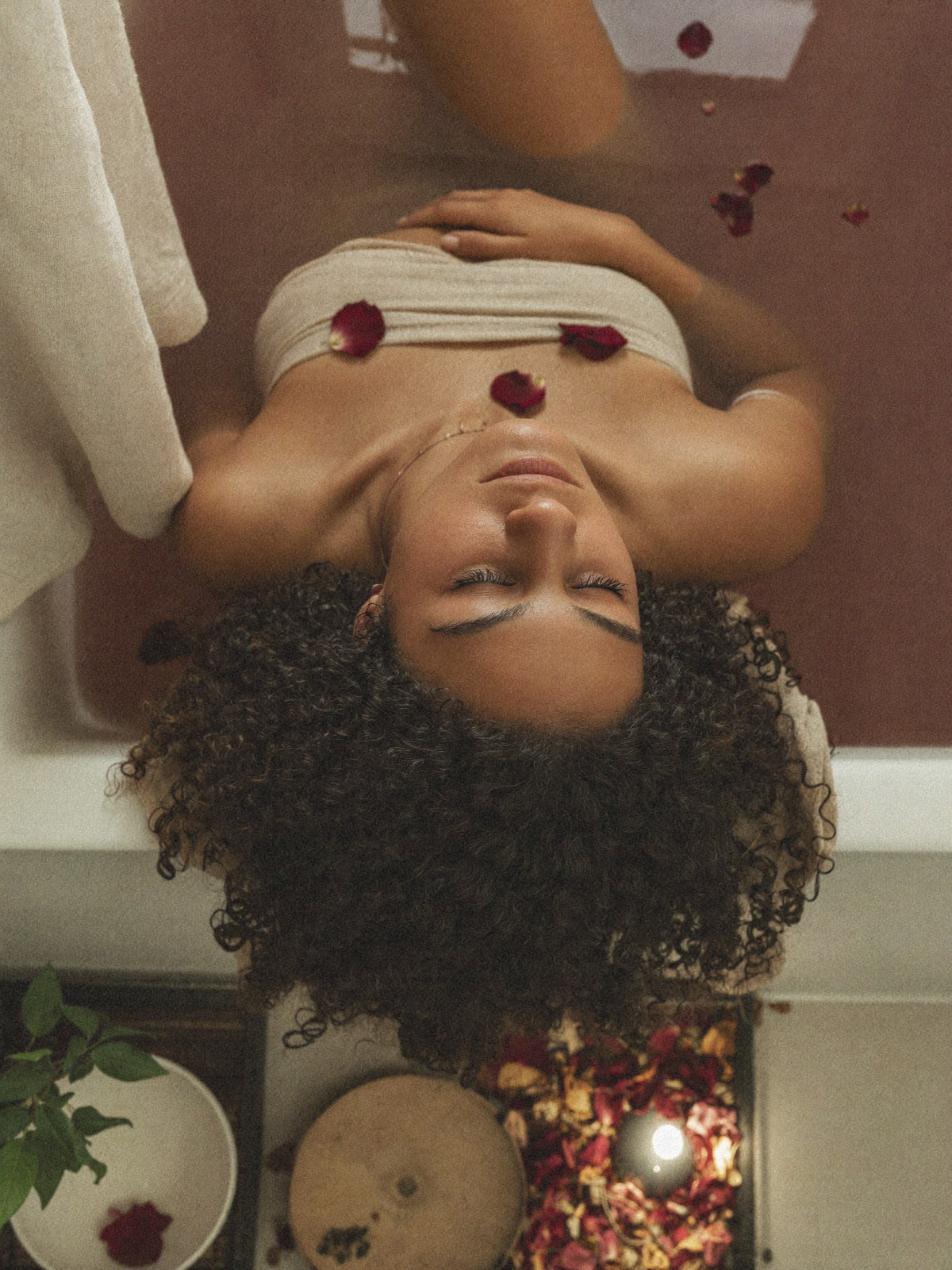 Lisa détendue dans son bain, quelques pétales de rose