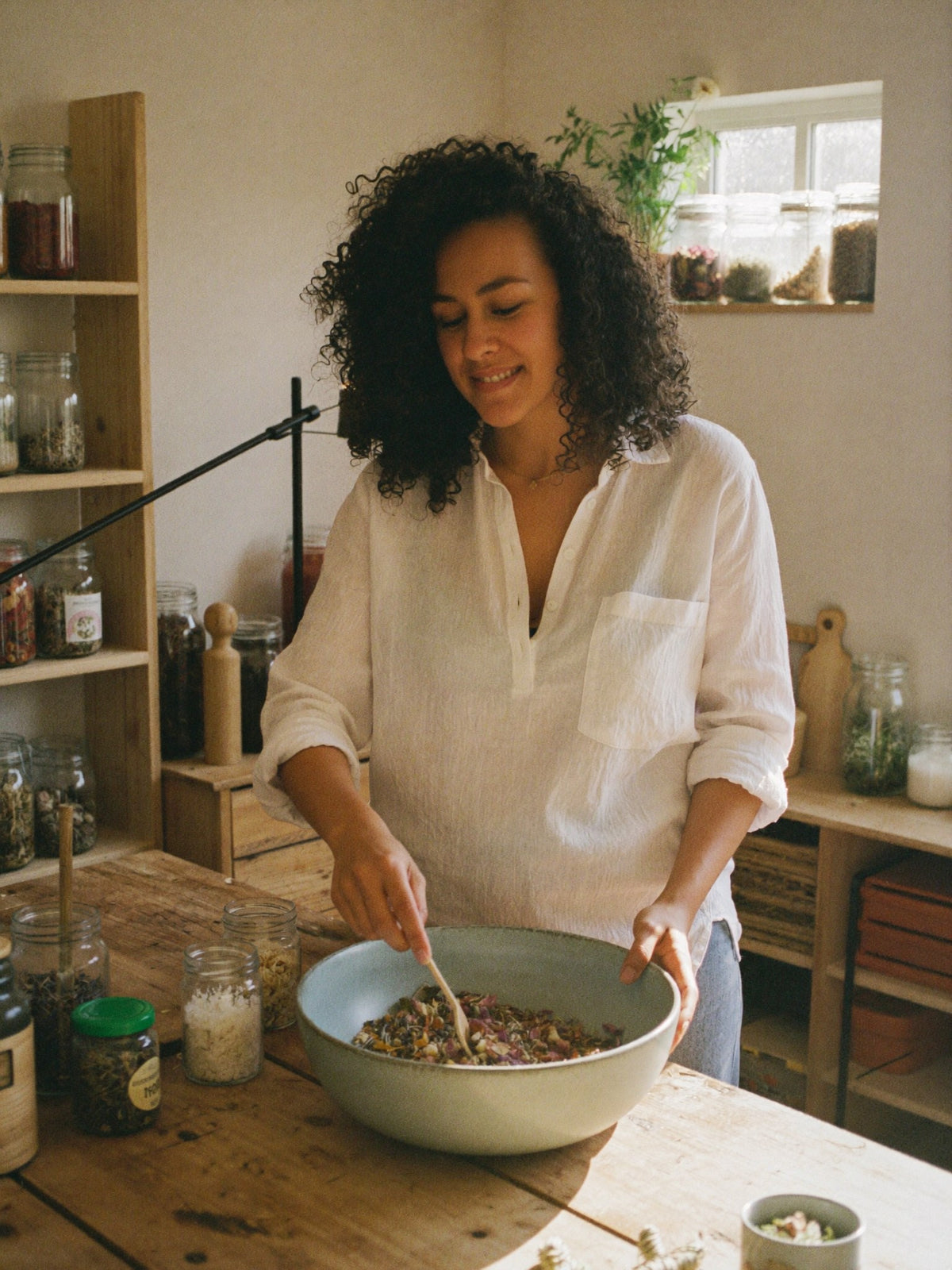 Lisa prépare les mélanges de plantes dans son atelier