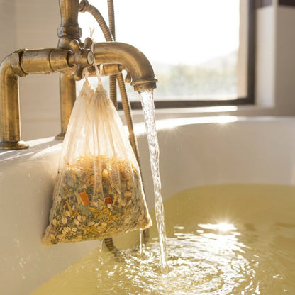 Sachet en coton de Bain Doré sous le robinet, eau dorée au soleil